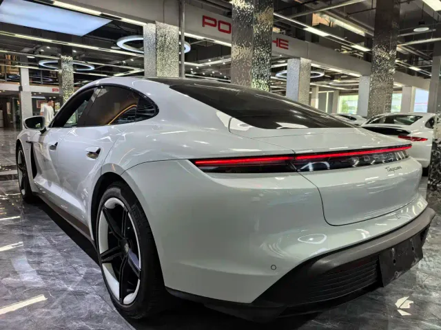 Porsche Taycan — Фото автомобиля 7