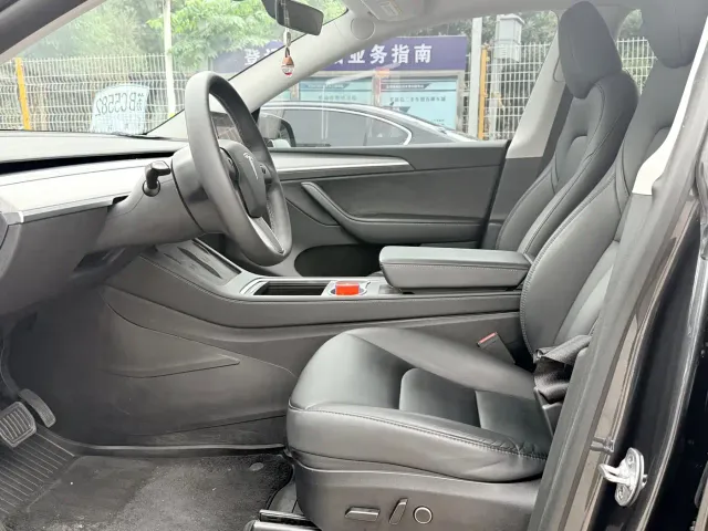 Tesla Model Y — Фото автомобиля 6