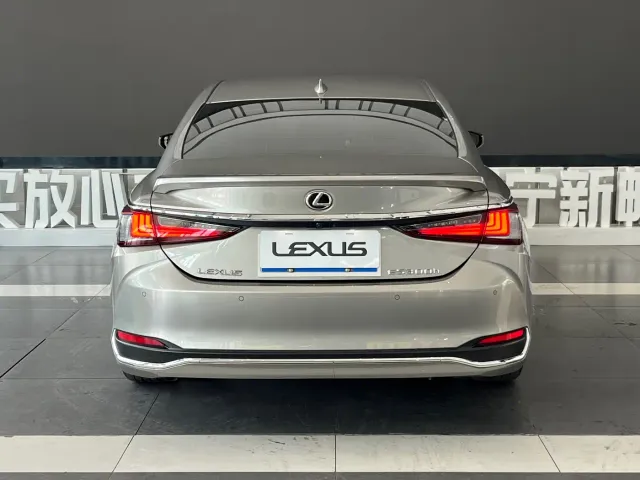 Lexus ES — Фото автомобиля 5