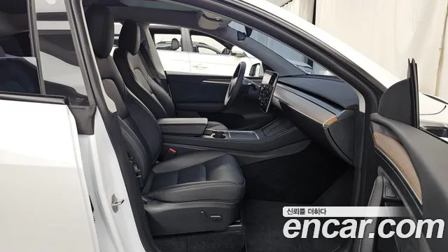 Tesla Model Y — Фото автомобиля 17