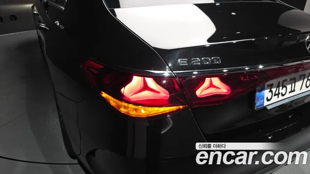 Mercedes-Benz E-Class — Фото автомобиля 18