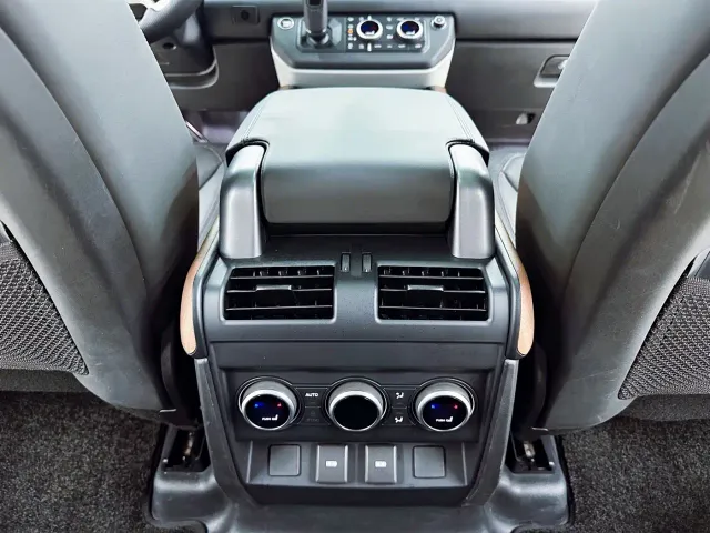 Land Rover Defender — Фото автомобиля 17
