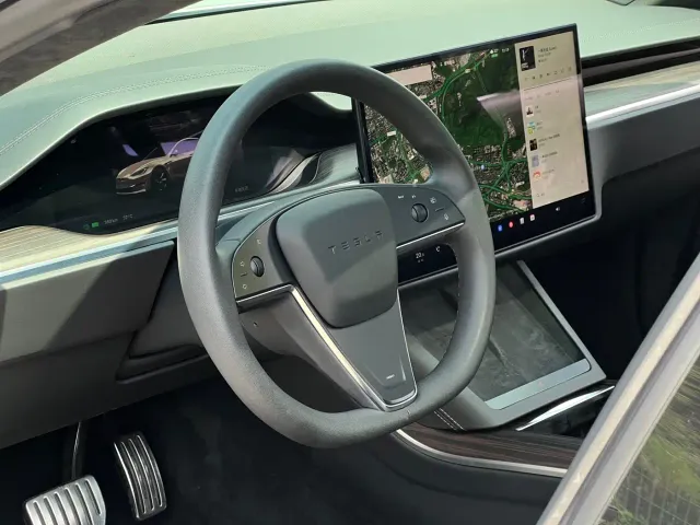 Tesla Model S — Фото автомобиля 14