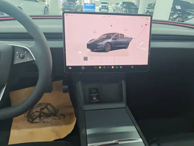 Tesla Model 3 — Фото автомобиля 12
