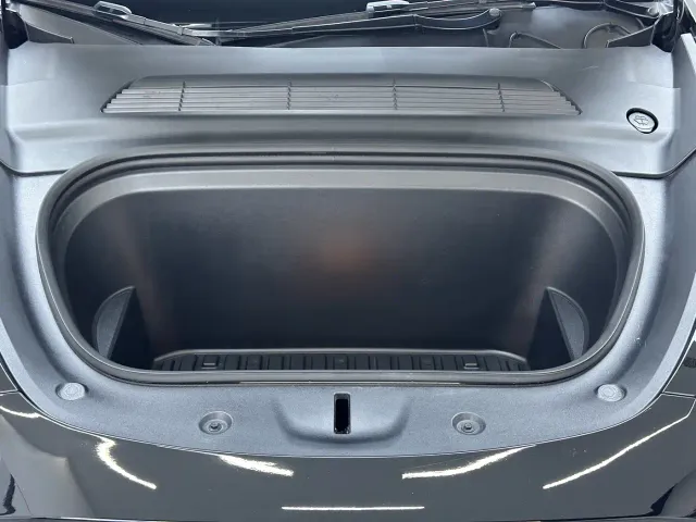 Tesla Model Y — Фото автомобиля 9