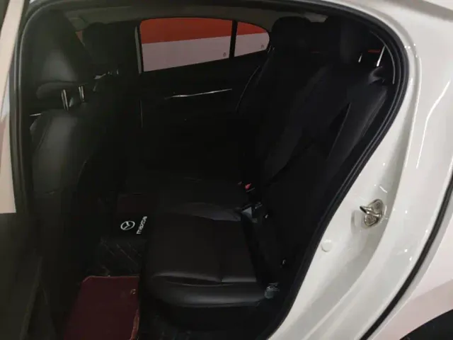 Mazda Axela — Фото автомобиля 16