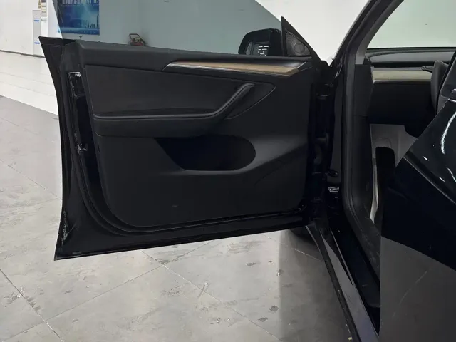 Tesla Model Y — Фото автомобиля 8