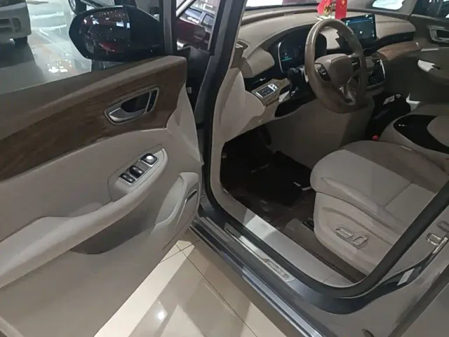 Roewe iMAX8 — Фото автомобиля 15