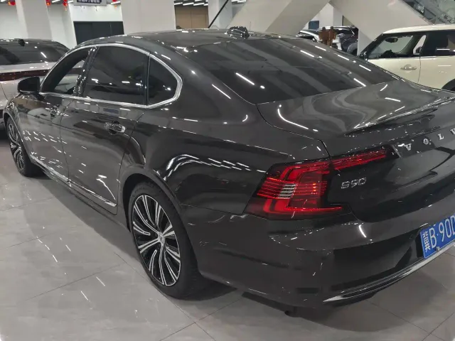 Volvo S90 — Фото автомобиля 3