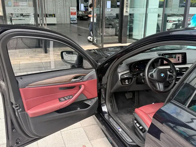 BMW 5 Series — Фото автомобиля 12
