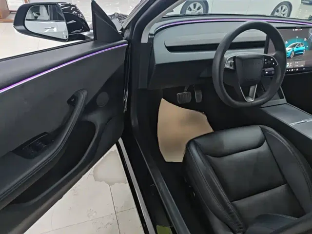 Tesla Model 3 — Фото автомобиля 15