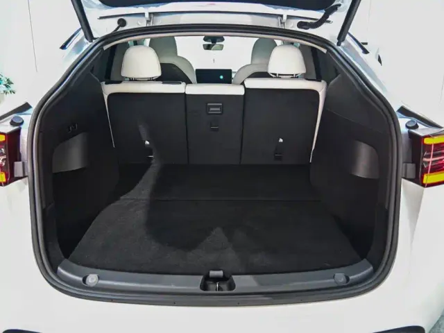 Tesla Model Y — Фото автомобиля 18