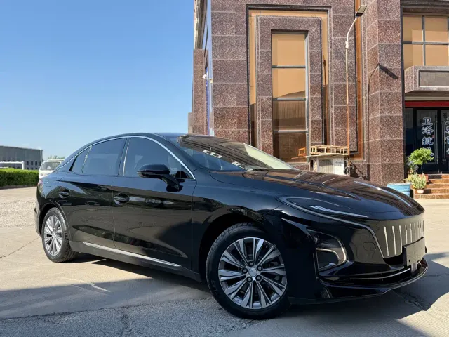 Hongqi E-QM5 — Фото автомобиля 3