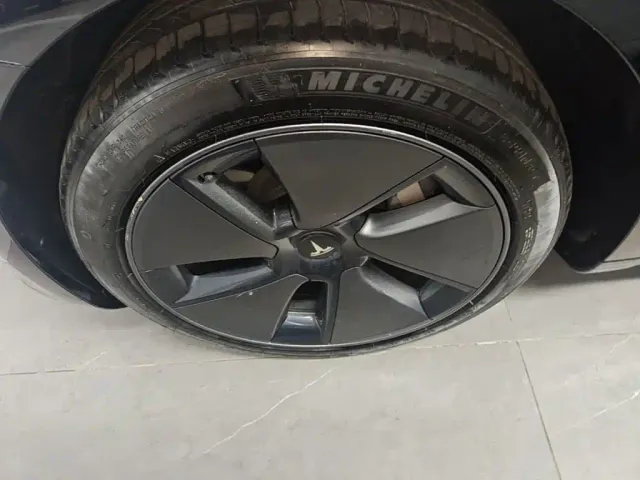 Tesla Model 3 — Фото автомобиля 22
