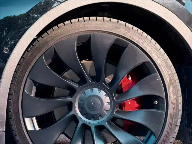 Tesla Model Y — Фото автомобиля 11