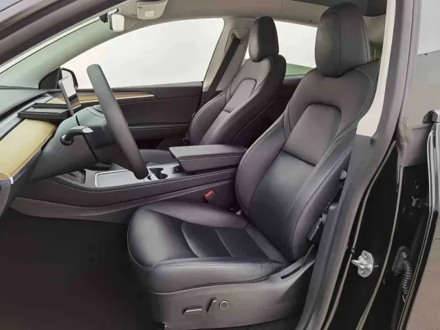 Tesla Model Y — Фото автомобиля 4