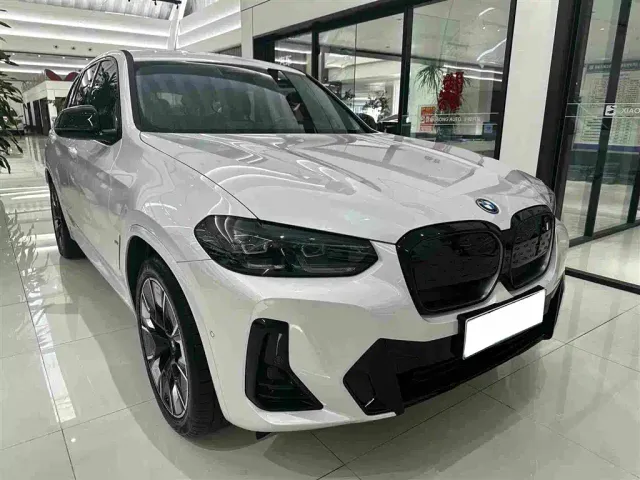 BMW iX3 — Фото автомобиля 3