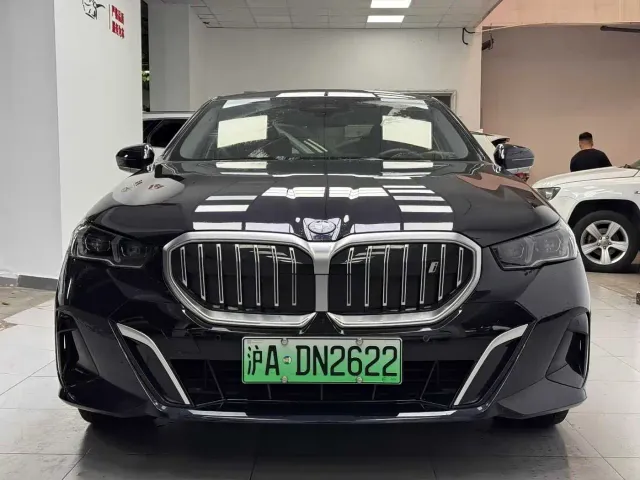 BMW i5 — Фото автомобиля 2