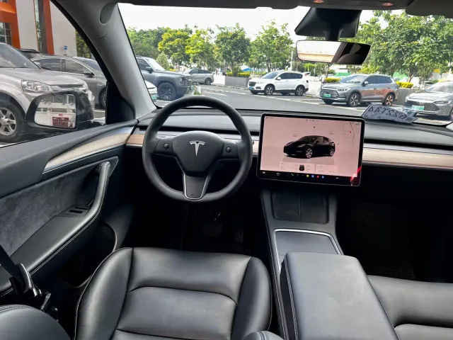 Tesla Model Y — Фото автомобиля 5