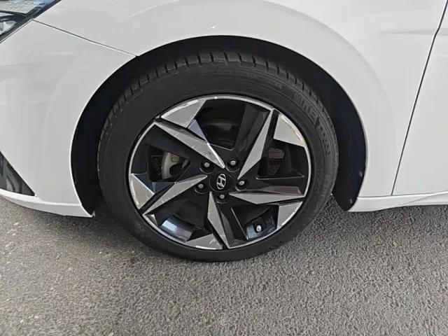 Hyundai Elantra — Фото автомобиля 24
