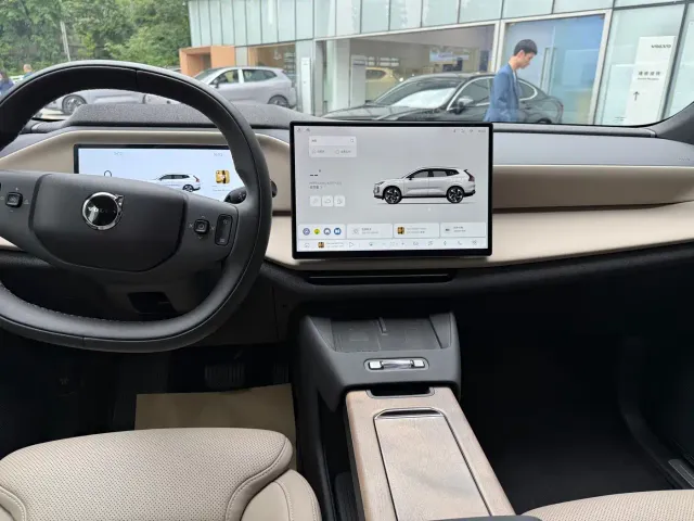 Volvo XC70 Plug-in Hybrid — Фото автомобиля 19