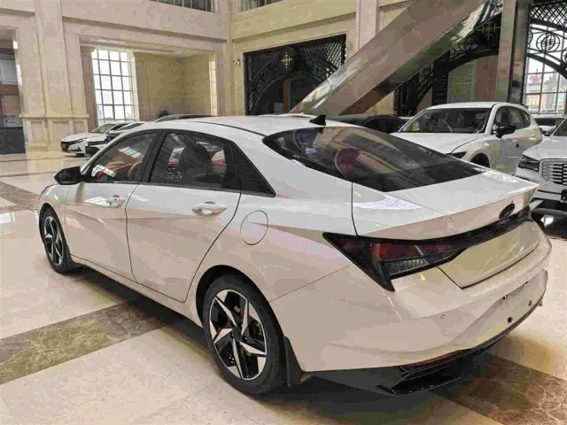 Hyundai Elantra — Фото автомобиля 11