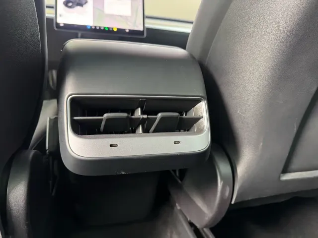 Tesla Model Y — Фото автомобиля 19