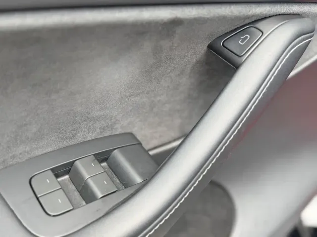 Tesla Model Y — Фото автомобиля 21