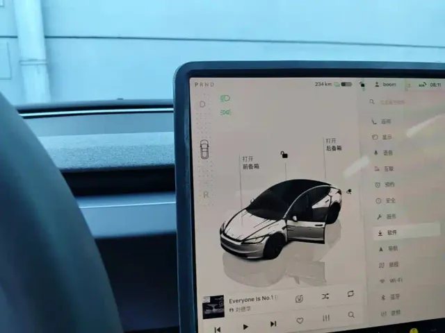 Tesla Model 3 — Фото автомобиля 13