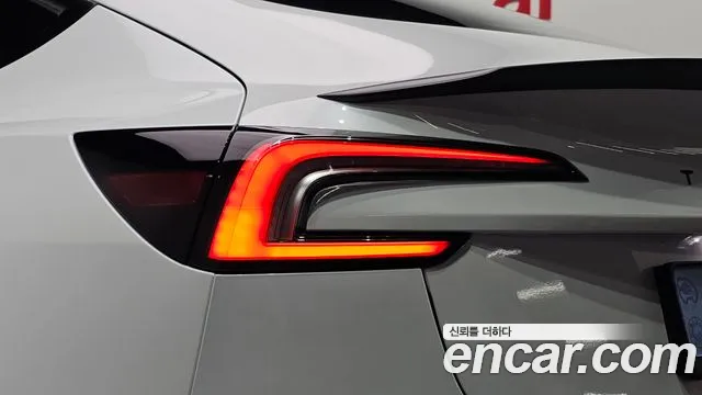 Tesla Model 3 — Фото автомобиля 22