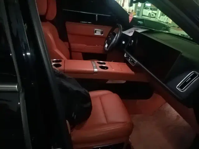 Li Auto L8 — Фото автомобиля 24