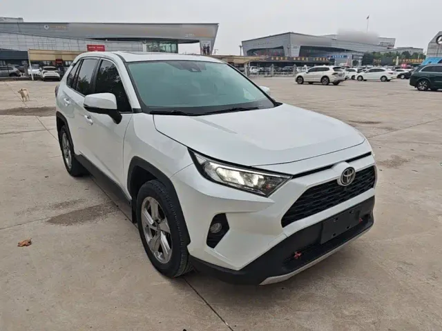 Toyota RAV4 — Фото автомобиля 3
