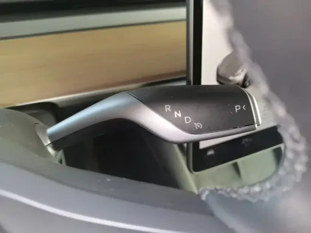 Tesla Model Y — Фото автомобиля 13