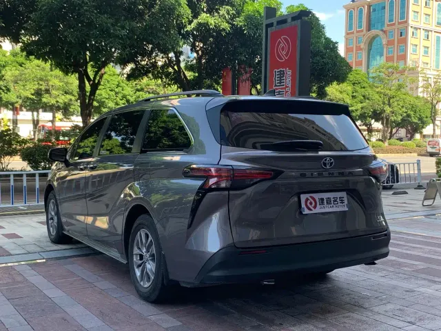 Toyota Sienna — Фото автомобиля 4