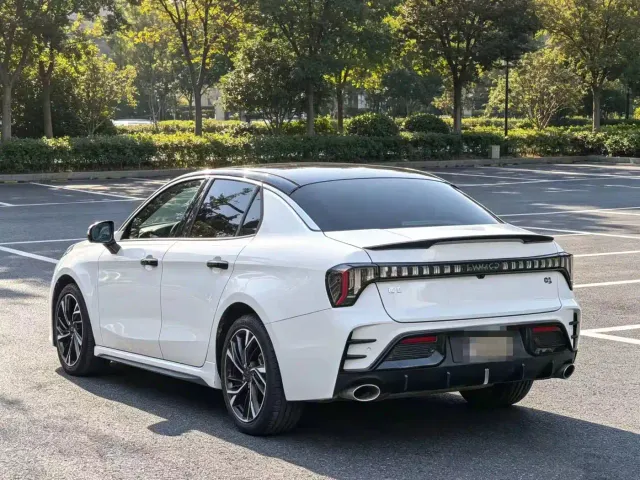 Lynk & Co 03 — Фото автомобиля 13