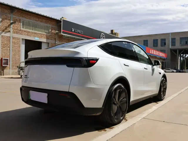 Tesla Model Y — Фото автомобиля 12