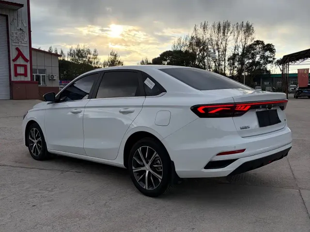Geely Emgrand — Фото автомобиля 11