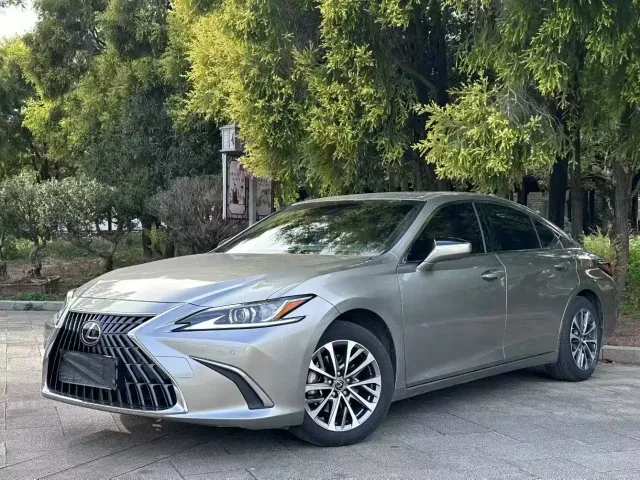 Фотография автомобиля — Lexus ES