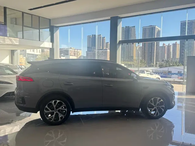 BYD Tang — Фото автомобиля 6