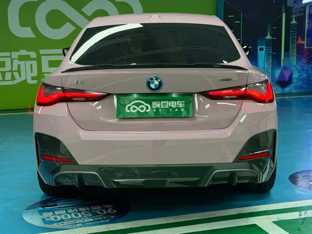 BMW i4 — Фото автомобиля 19