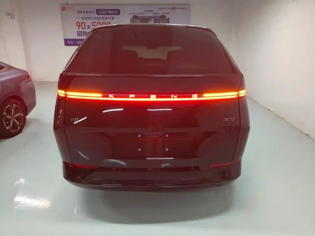 Xpeng X9 — Фото автомобиля 5
