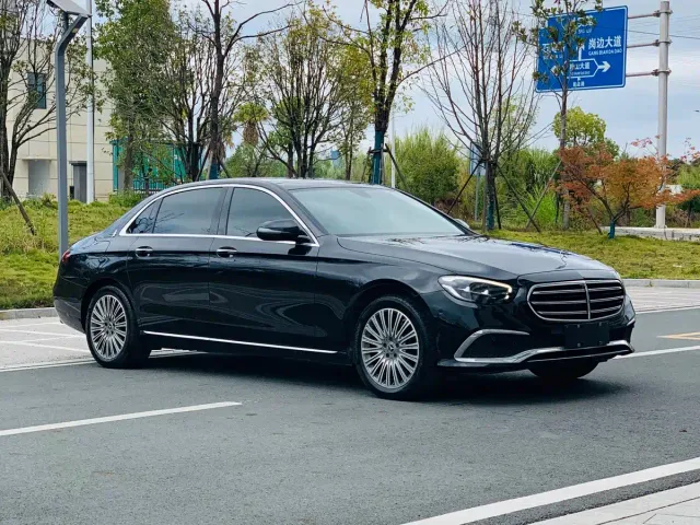 Mercedes-Benz E-Class — Фото автомобиля 3