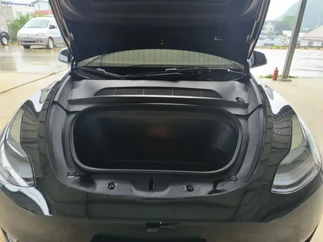 Tesla Model Y — Фото автомобиля 19