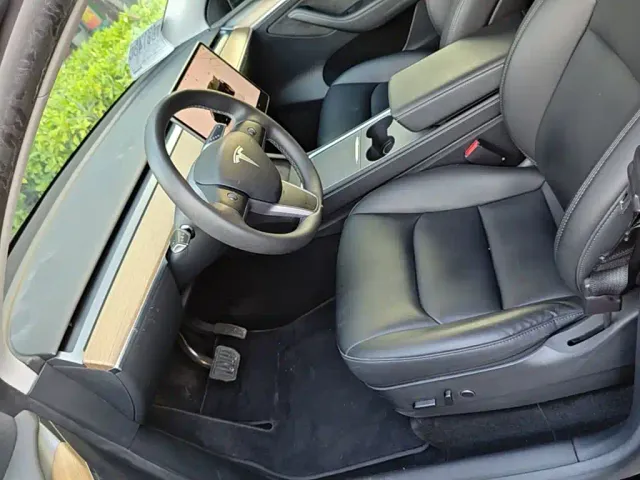 Tesla Model Y — Фото автомобиля 14
