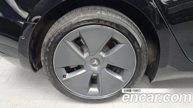 Tesla Model 3 — Фото автомобиля 5