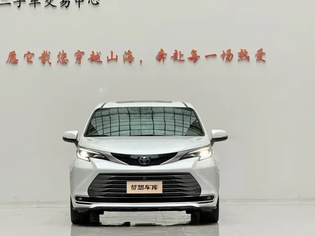 Toyota Sienna — Фото автомобиля 2