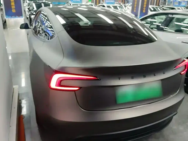 Tesla Model 3 — Фото автомобиля 4