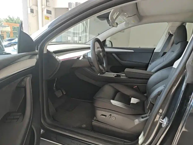 Tesla Model Y — Фото автомобиля 14