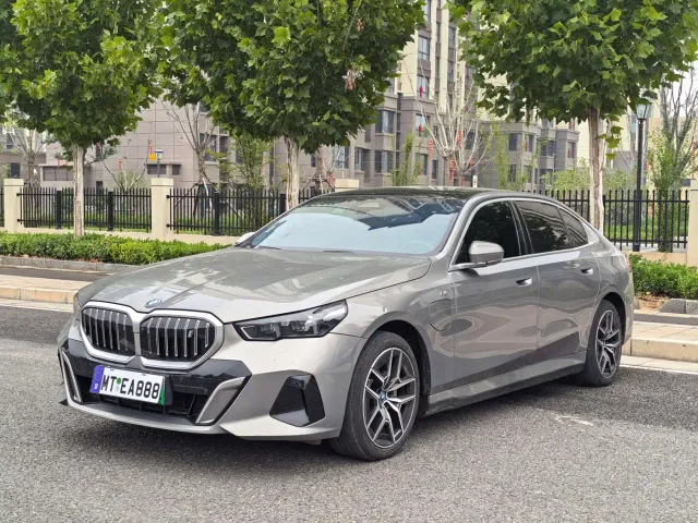 Фотография автомобиля — BMW i5