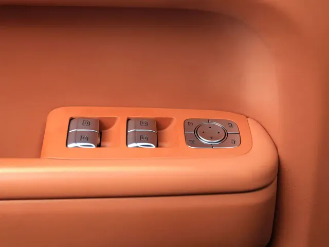 Li Auto L8 — Фото автомобиля 11